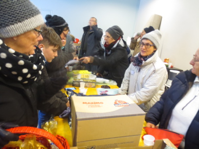 La présidente d'Equipage au milieu des bénévoles retirés à l'abri de la tempête.