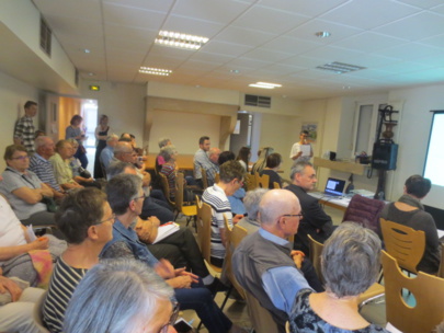 Un public trés attentif pendant l'introduction de Dominique Griffaton.