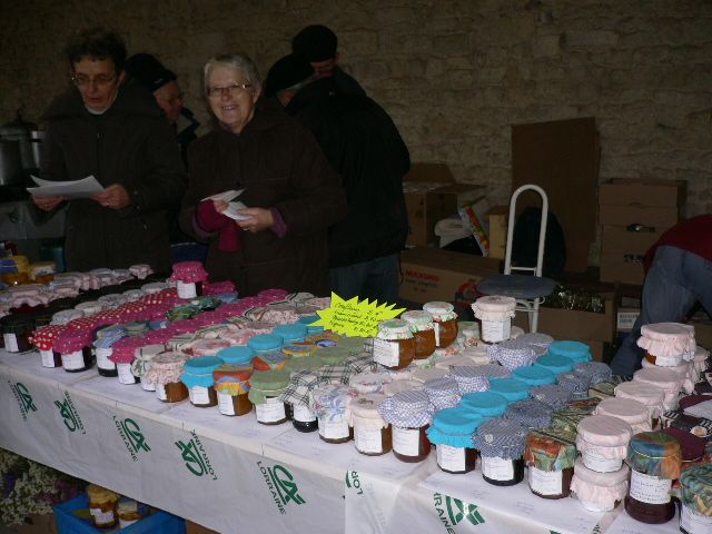 Les bénévoles de l'Association offrent ce qu'elles ont de meilleur sur ce marché de Noël de la solidarité. Les bénévoles de l'Association offrent ce qu'elles ont de meilleur sur ce marché de Noël de la solidarité.