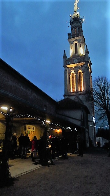 C'est au soir sur la colline inspirée que la magie de Noël se révèle... C'est au soir sur la colline inspirée que la magie de Noël se révèle...