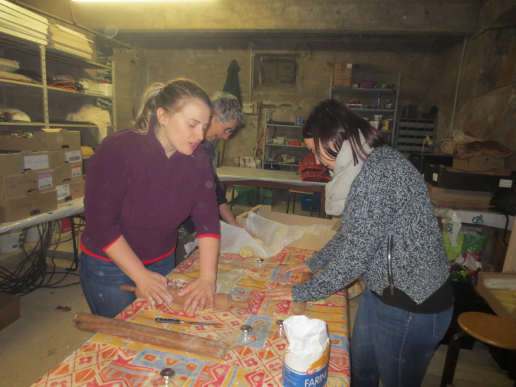 Dans la cave de la Maison  Notre Dame, Caroline et Lucie, nos jeunes administratrices, étaient chargées de façonner les gaufres à cuire à l'ancienne.
