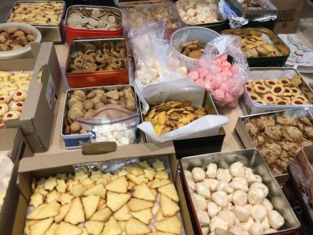 Une incroyable variété de petits gâteaux. Une incroyable variété de petits gâteaux.