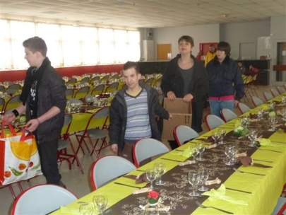 la préparation des tables avec les résidents la préparation des tables avec les résidents
