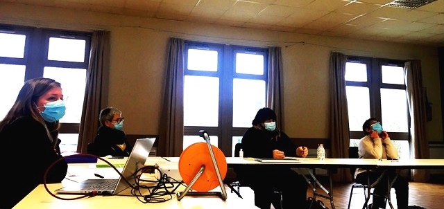 ...la présentation de Stéphanie en présence des membres du collectif. ...la présentation de Stéphanie en présence des membres du collectif.