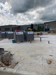 Arrivée des palettes d'élèments de construction sur le chantier de la nouvelle unité. Arrivée des palettes d'élèments de construction sur le chantier de la nouvelle unité.
