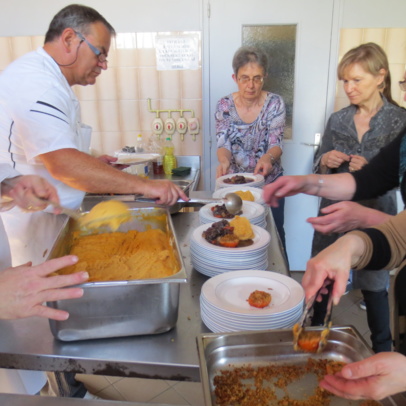 En cuisine, une équipe traiteur et bénévoles