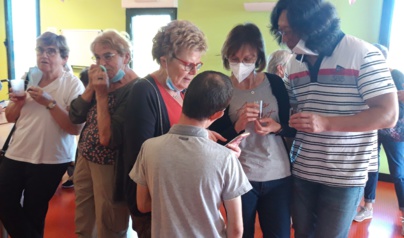 Retrouvailles entre familles, résidents et bénévoles Retrouvailles entre familles, résidents et bénévoles