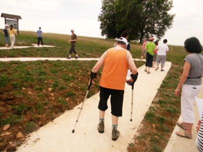 Avec des cannes, , des chaussures orthopédiques, ou à pied sans aide... Avec des cannes, , des chaussures orthopédiques, ou à pied sans aide...