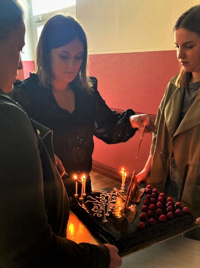 Les bougies d'anniversaire allumées par la jeune génération Les bougies d'anniversaire allumées par la jeune génération