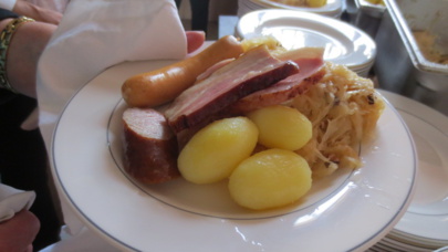 Une superbe choucroute service bien chaude dans les assiettes.