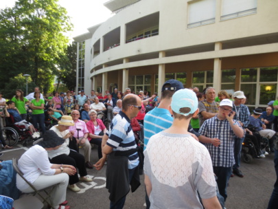 Résidents et familles devant les "Remparts"