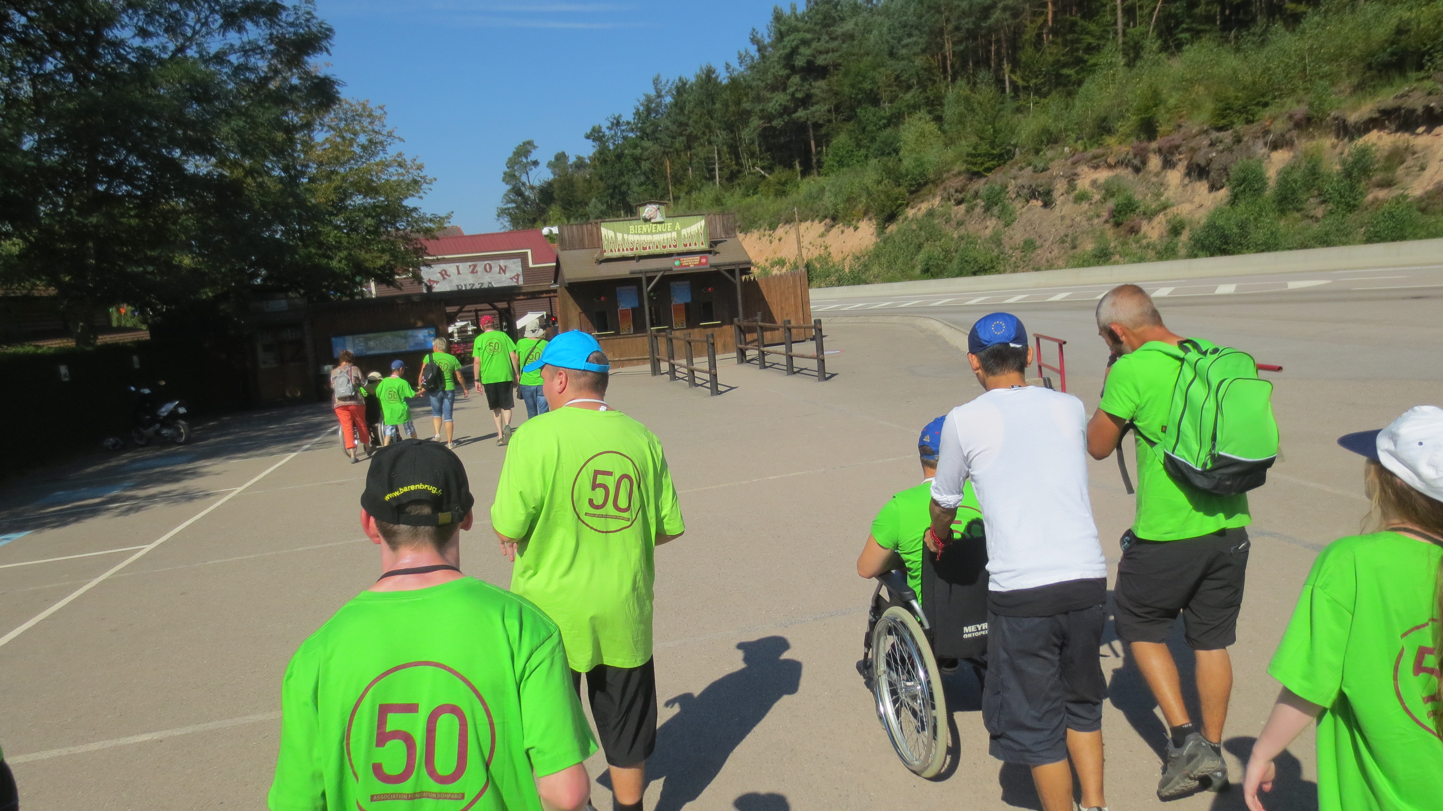 En équipes devant l'entrée, chacun passe au contrôle. En équipes devant l'entrée, chacun passe au contrôle.