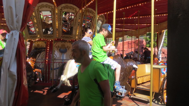 Normal au Far West, chaque coboye enfourche son cheval... Normal au Far West, chaque coboye enfourche son cheval...