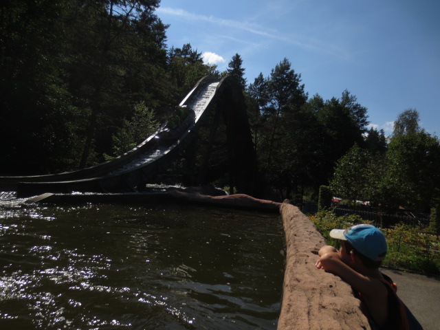 Grimpés sur des bûches on franchit la cascade en éclaboussant le public.