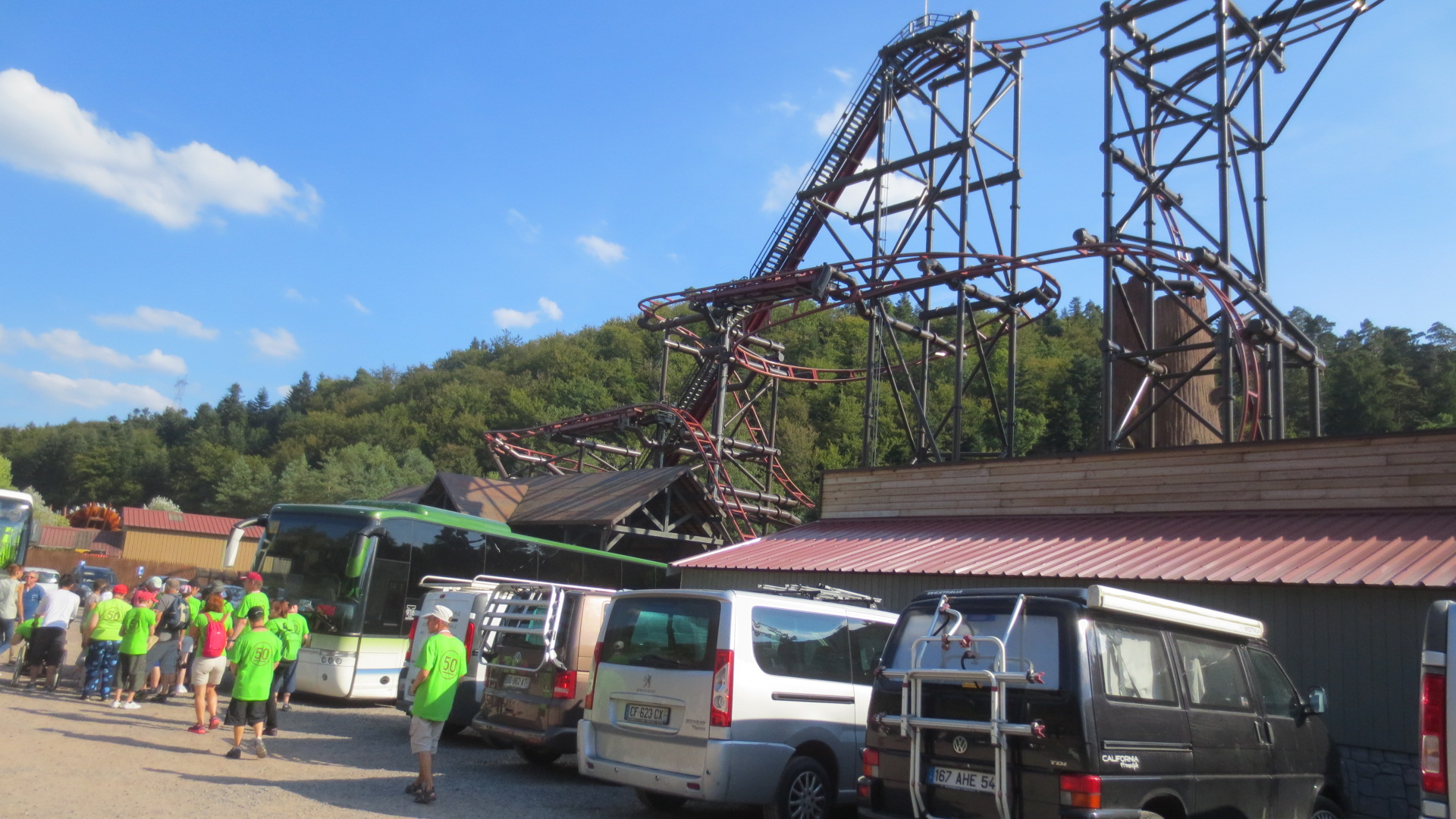 Retour vers le bus au pied du Géant Timber Drop.