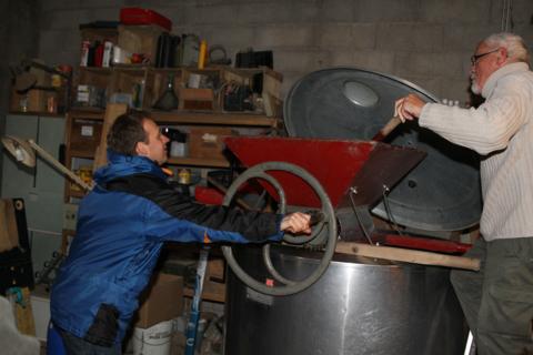 Cyril au pressoir avec François. Cyril au pressoir avec François.