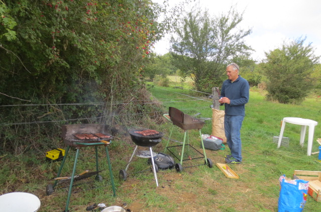 Le chef au barbecue. Le chef au barbecue.