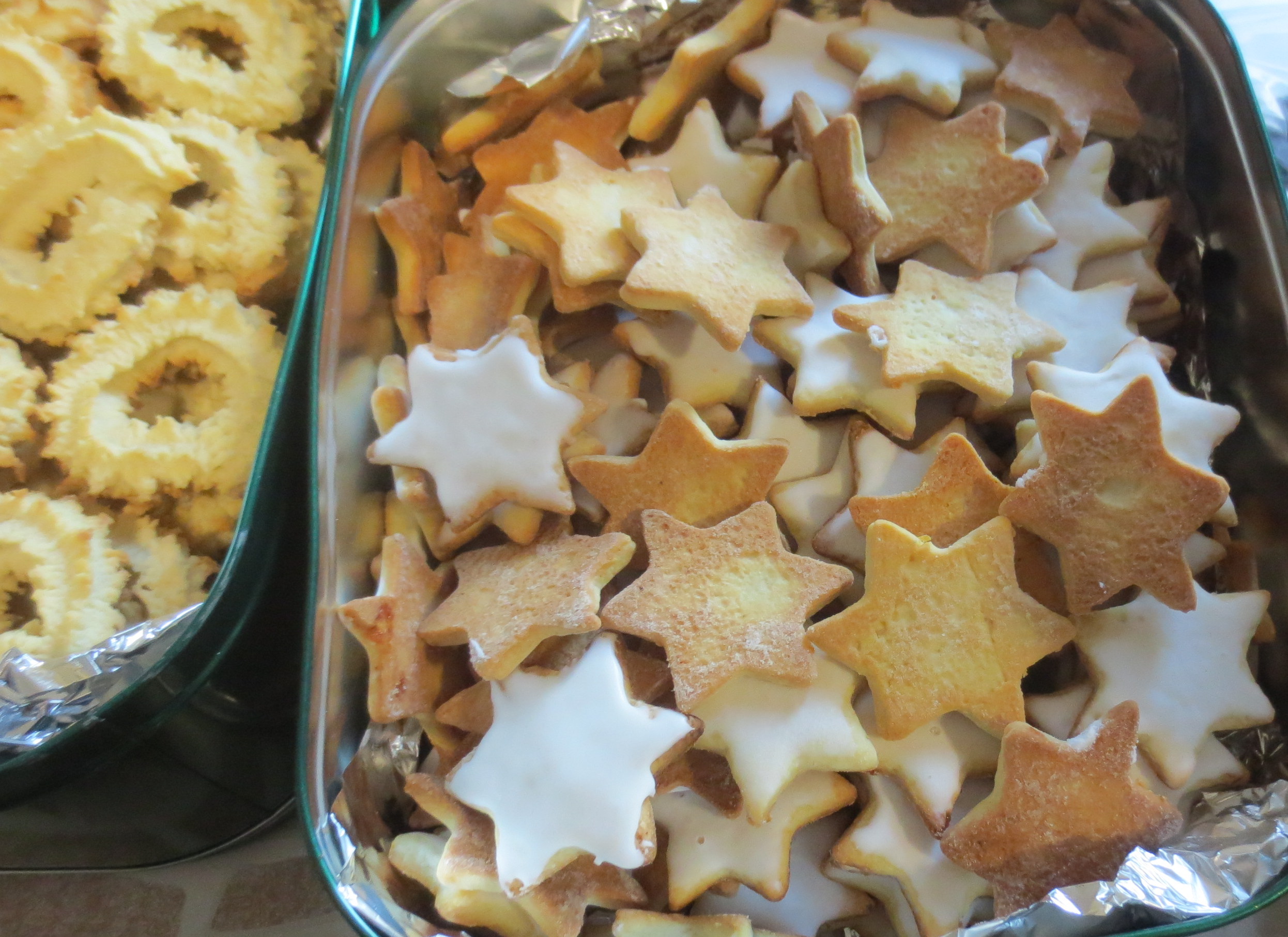 Avec des biscuits de Noël fabriqués par les bénévoles de l'association  et par les résidents du foyer d'accueil spécialisé de Diarville.