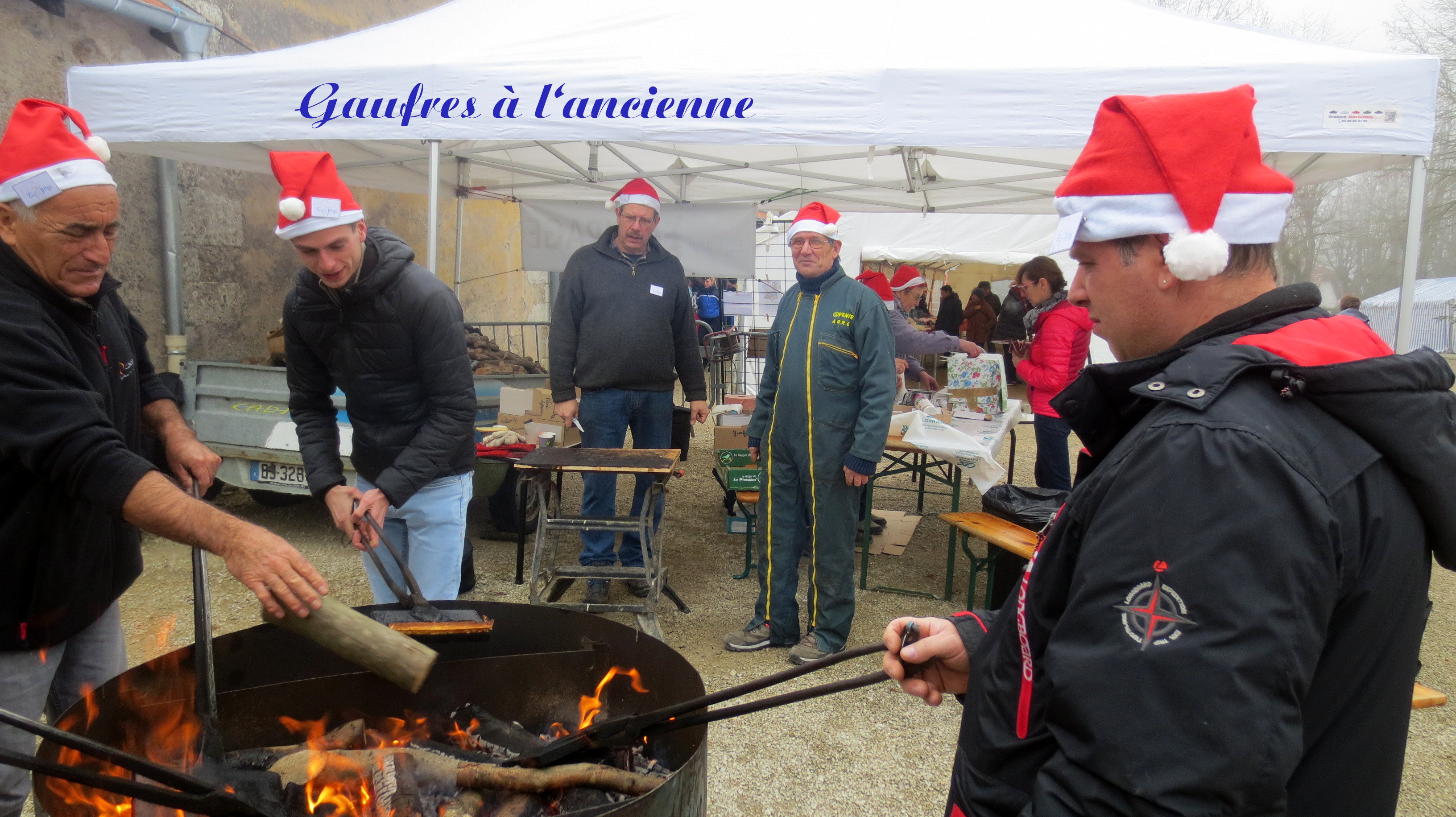 L'équipe de chauffe aux gaufres à l'ancienne.