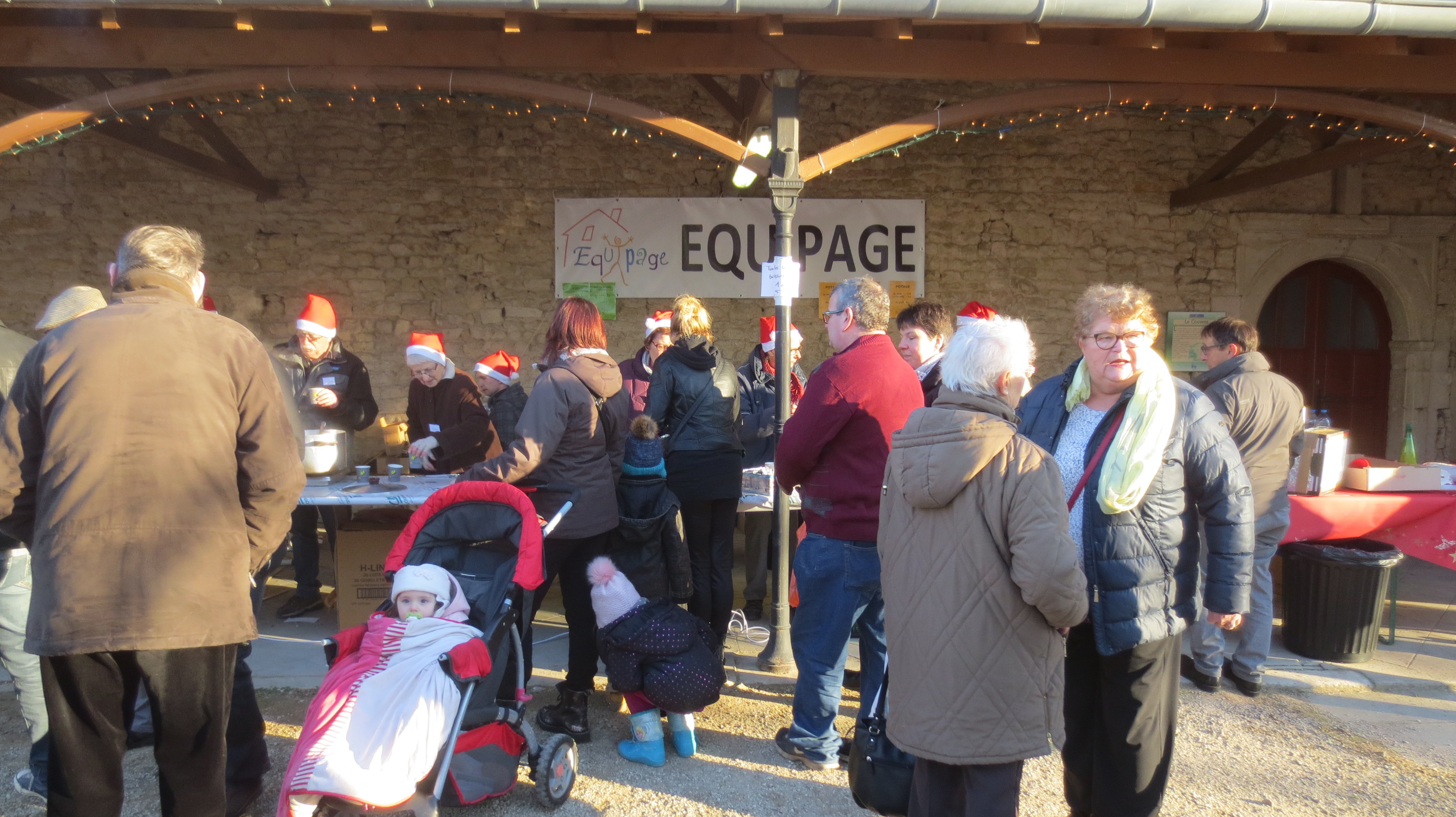 En famille, avec le jus de fruit aromatisé et chaud , c'est Noel pour tous. En famille, avec le jus de fruit aromatisé et chaud , c'est Noel pour tous.