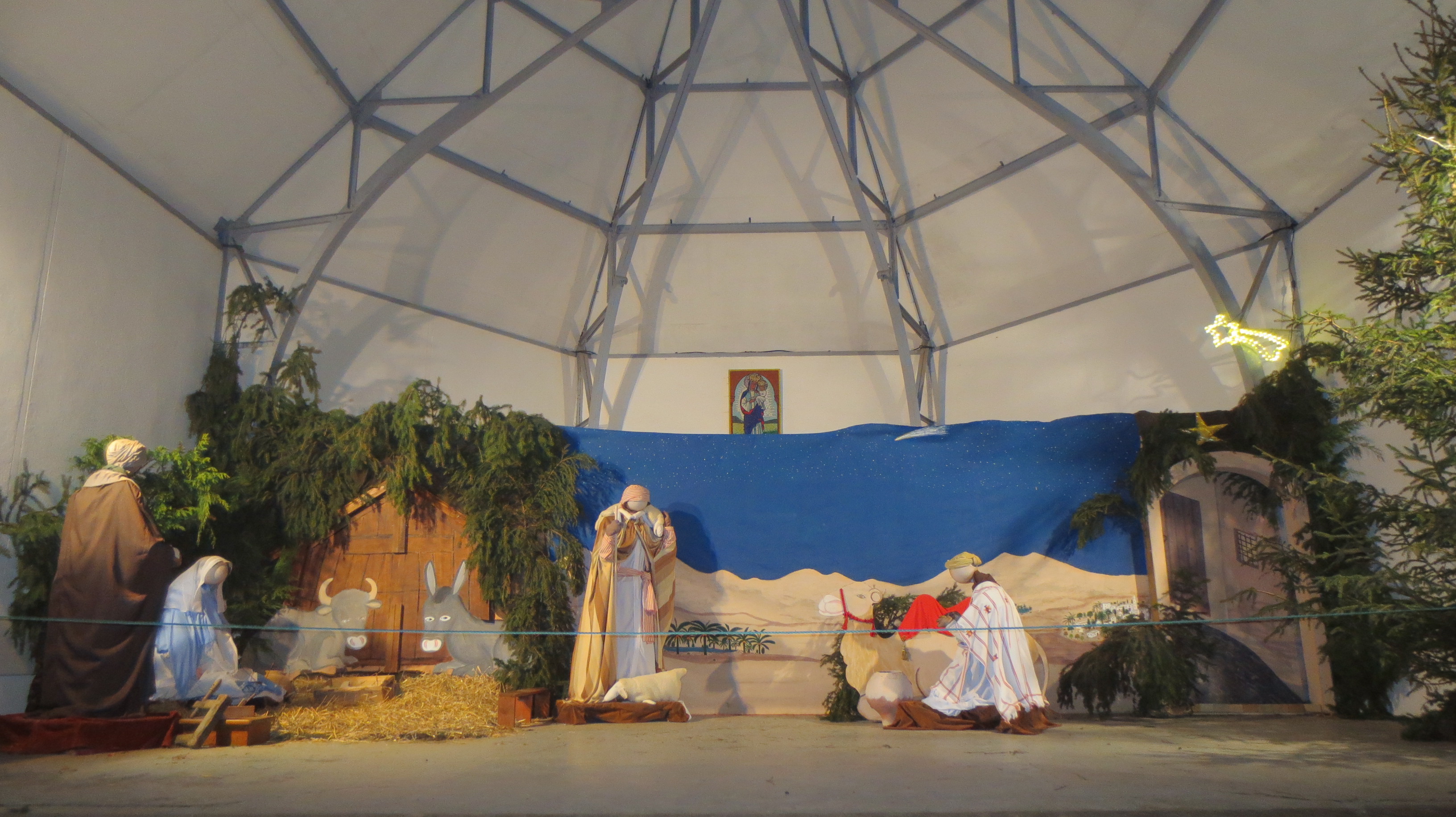 La chapelle aux Quatre Vents montrait la tradition chrétienne de Noël, avec sa crêche grandeur nature. La chapelle aux Quatre Vents montrait la tradition chrétienne de Noël, avec sa crêche grandeur nature.