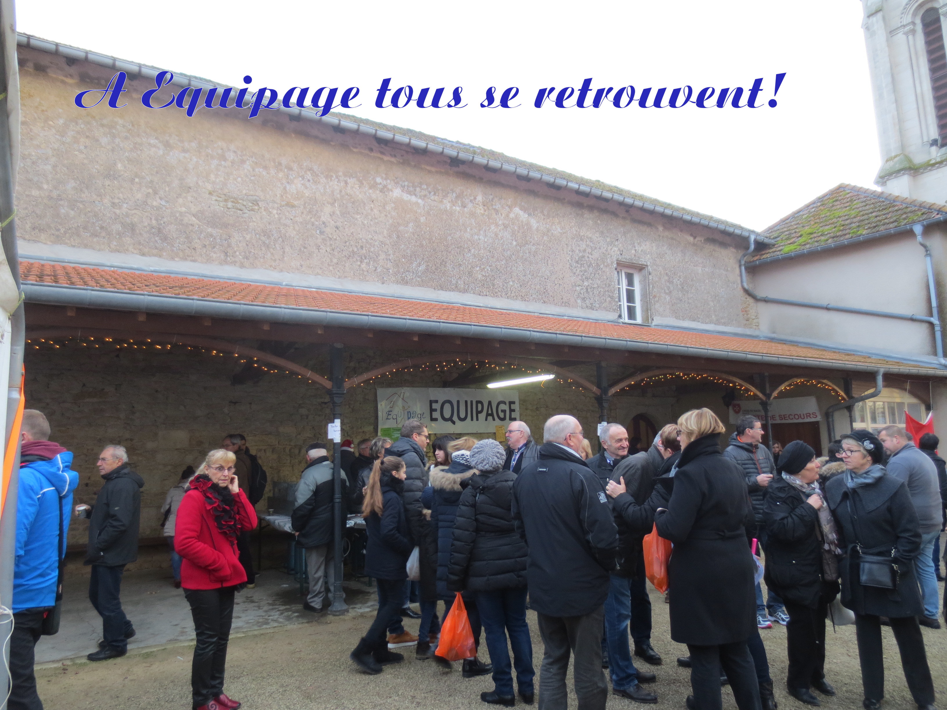 La foule du dimanche aprés midi aime à discuter en buvant un vin chaud.