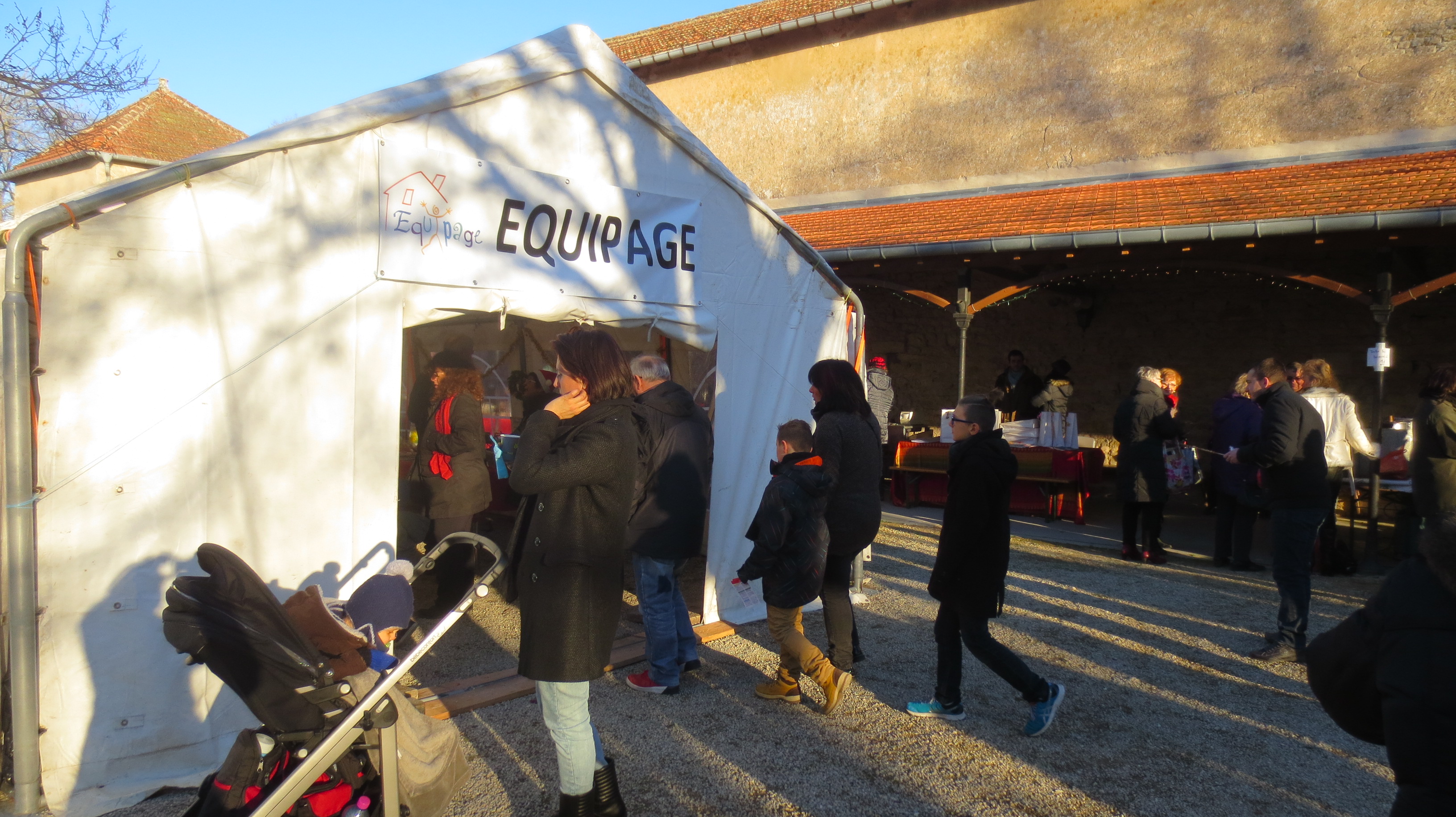 On se presse sous le chapiteau d'Equipage On se presse sous le chapiteau d'Equipage