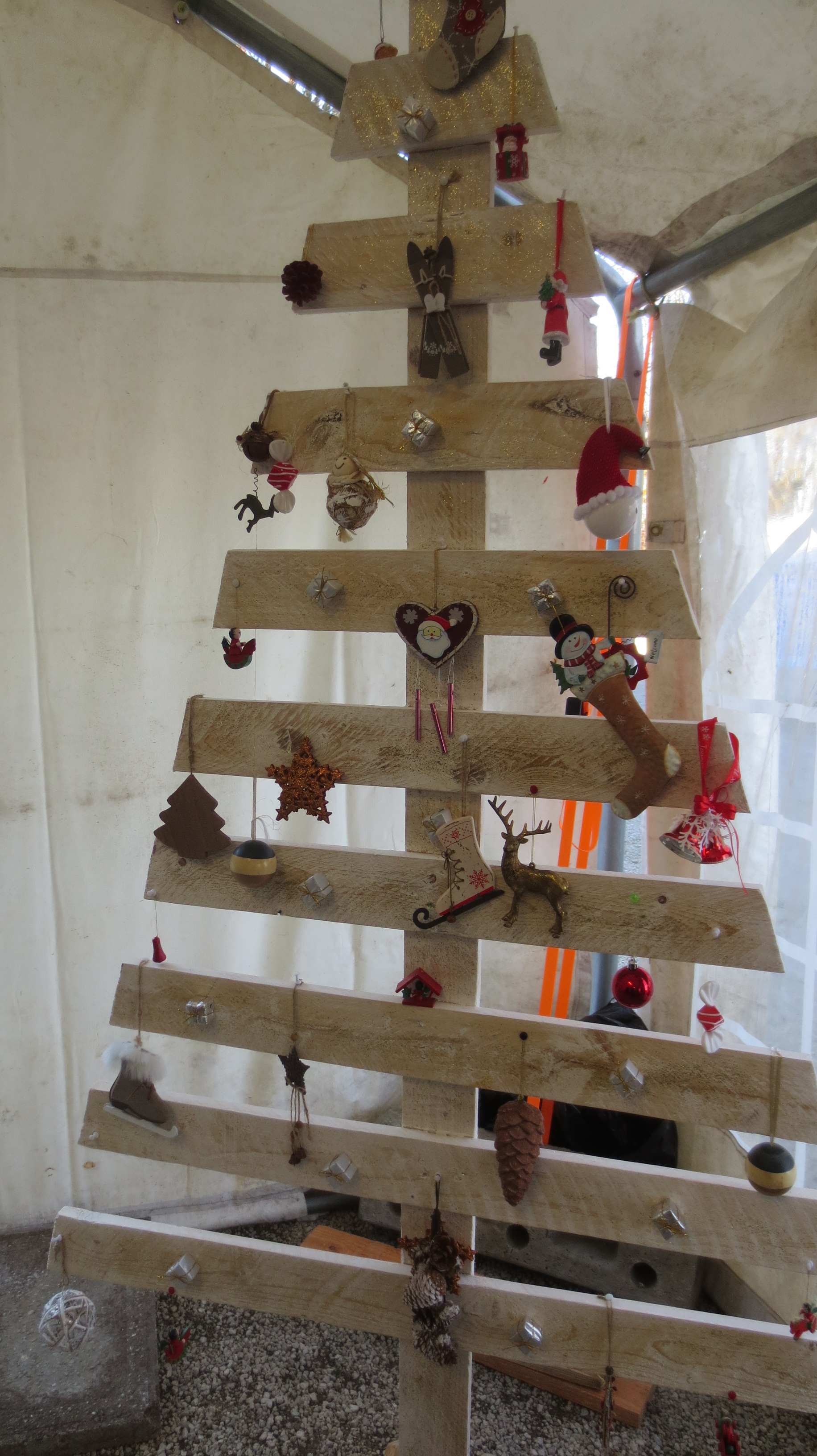 Le sapin en palette du FAS a fait l'objet de bien des convoitises. Le sapin en palette du FAS a fait l'objet de bien des convoitises.