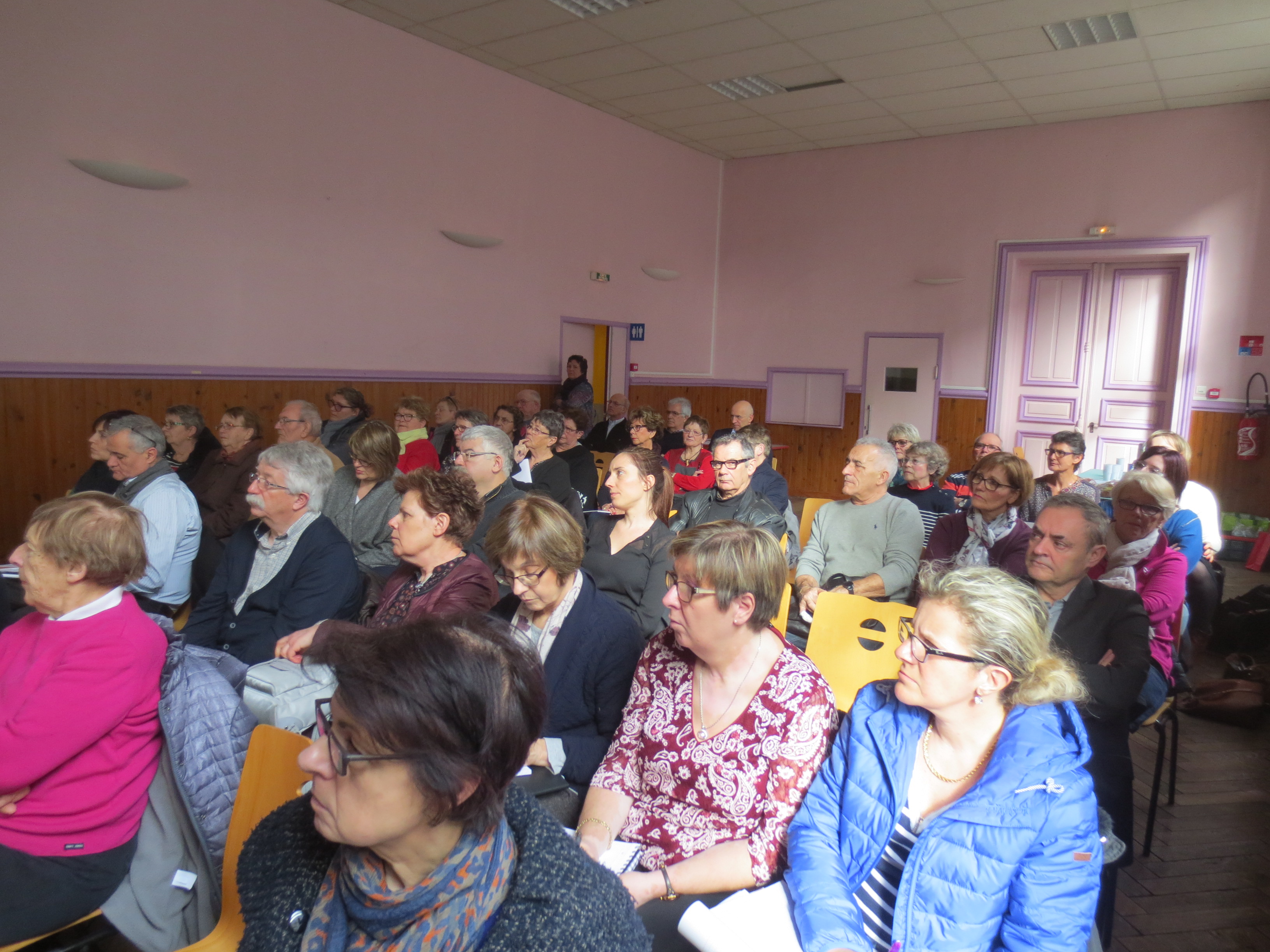 Une salle bien remplie, et un public attentif.