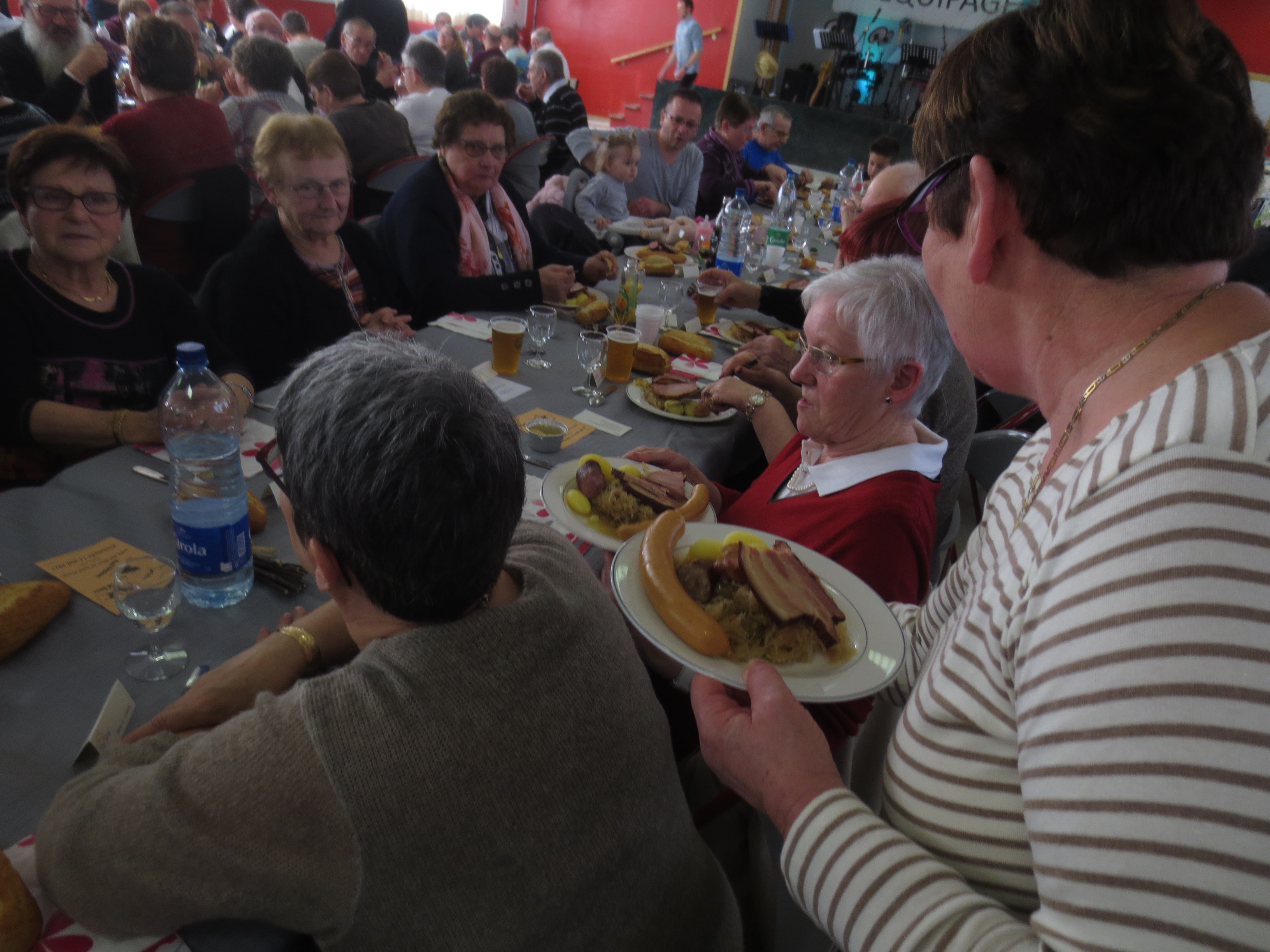 Service sur assiette pour plusieurs centaines de convives. Service sur assiette pour plusieurs centaines de convives.