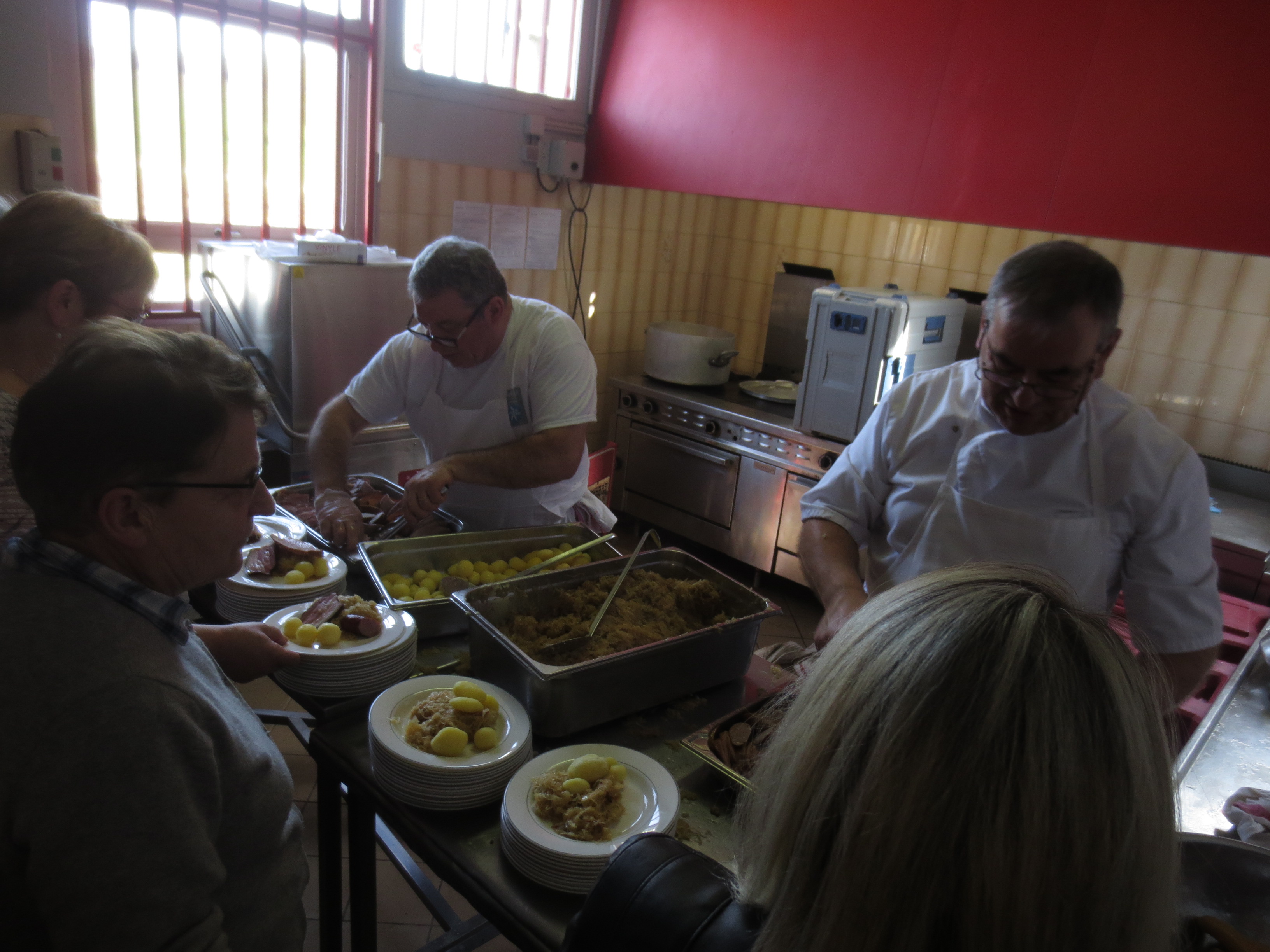 Une équipe rôdée en cuisine, secondée par les bénévoles au service.