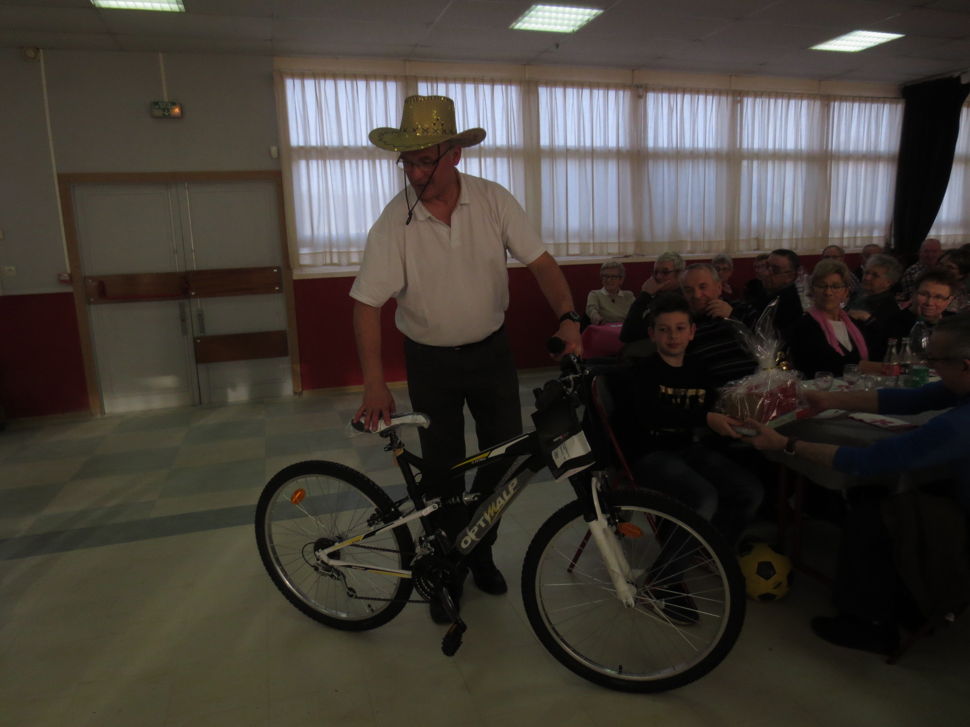 Le gros lot présenté par François, meneur de jeux. Le gros lot présenté par François, meneur de jeux.