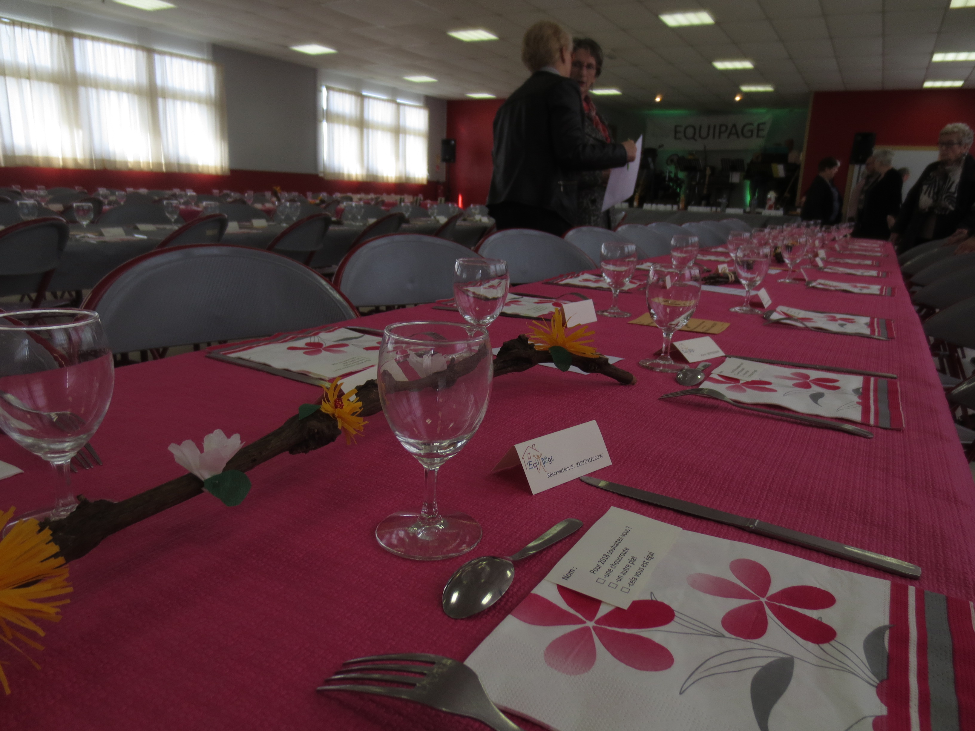 Décor de sarments de vignes ornés de fleurs en papier réalisé avec les résidants Décor de sarments de vignes ornés de fleurs en papier réalisé avec les résidants