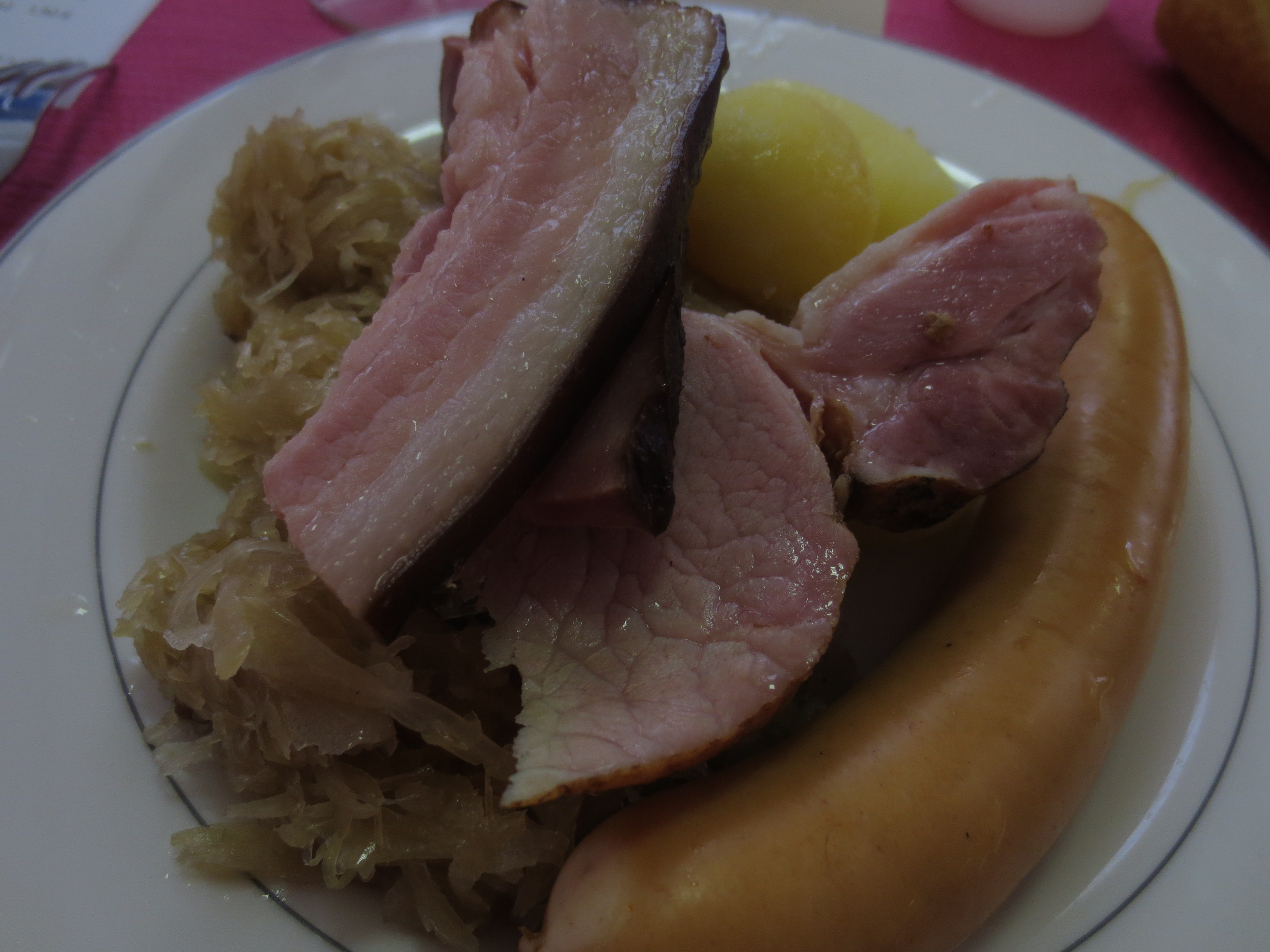 Une choucroute fumante et bien garnie. Une choucroute fumante et bien garnie.