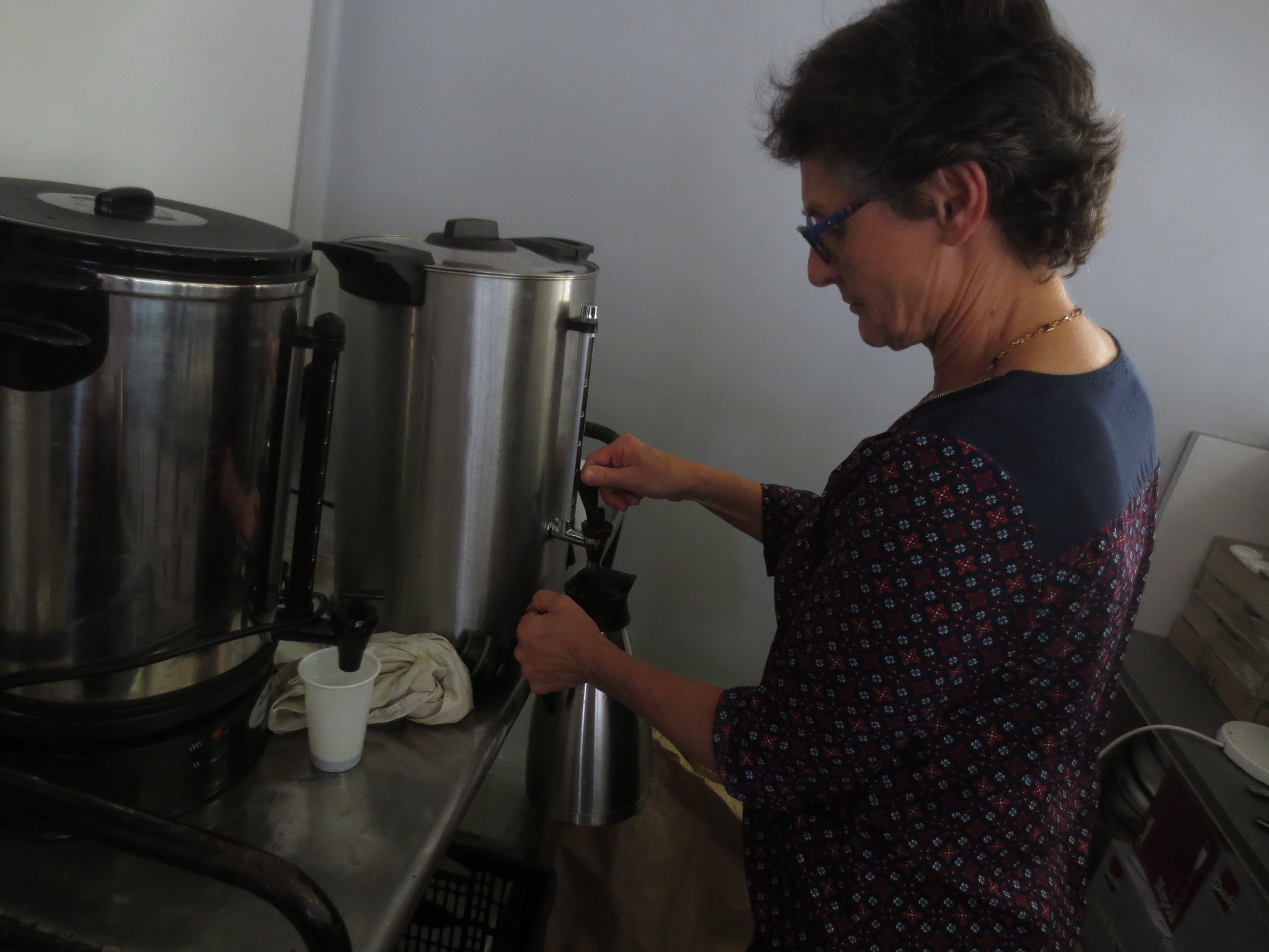 Et la  présidente moud le café... Et la  présidente moud le café...