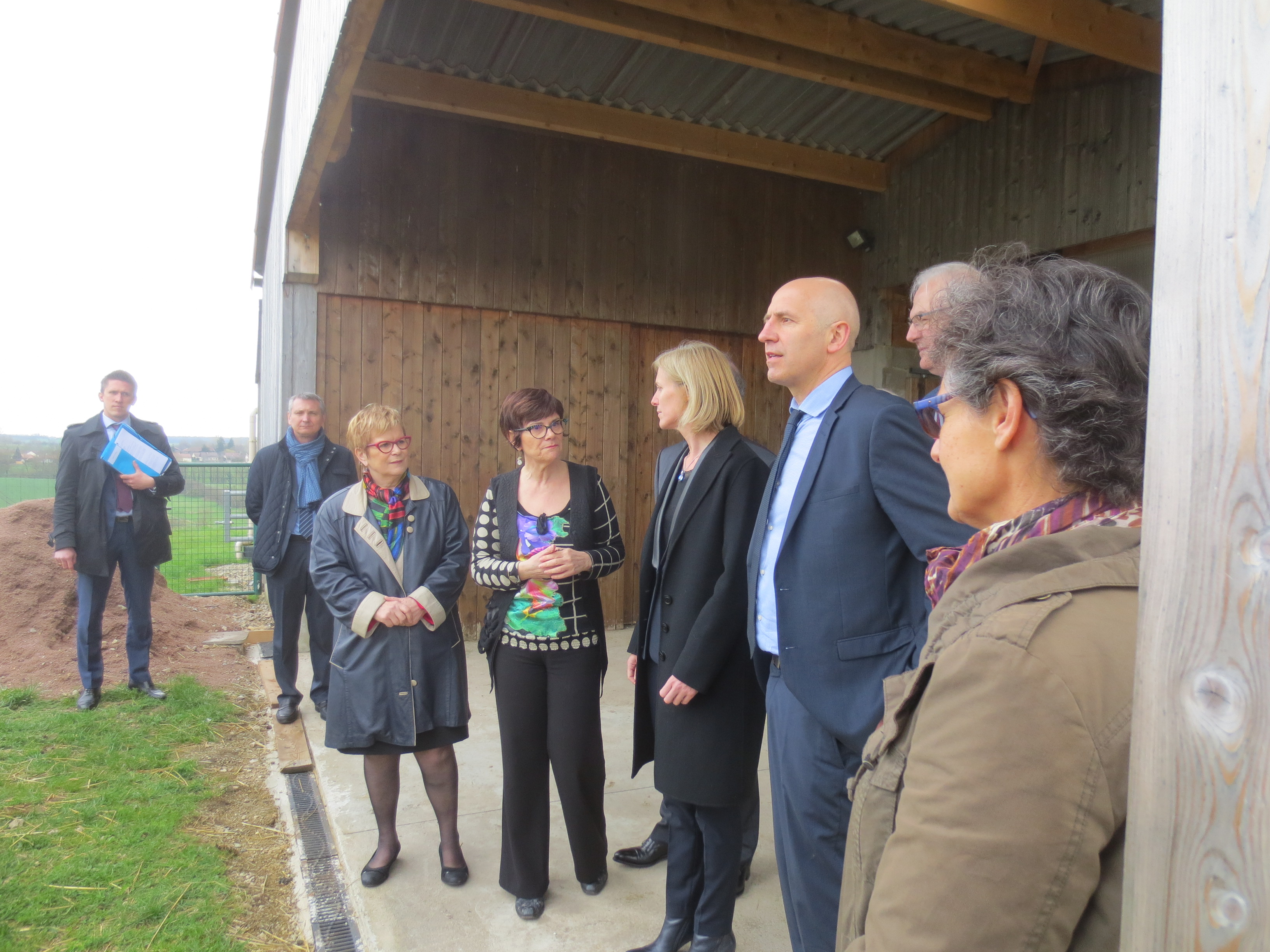 La Secrétaire d'Etat sous l'auvent de la petite ferme, avec les élus , la directrice du foyer et la présidente de l'association Equipage.