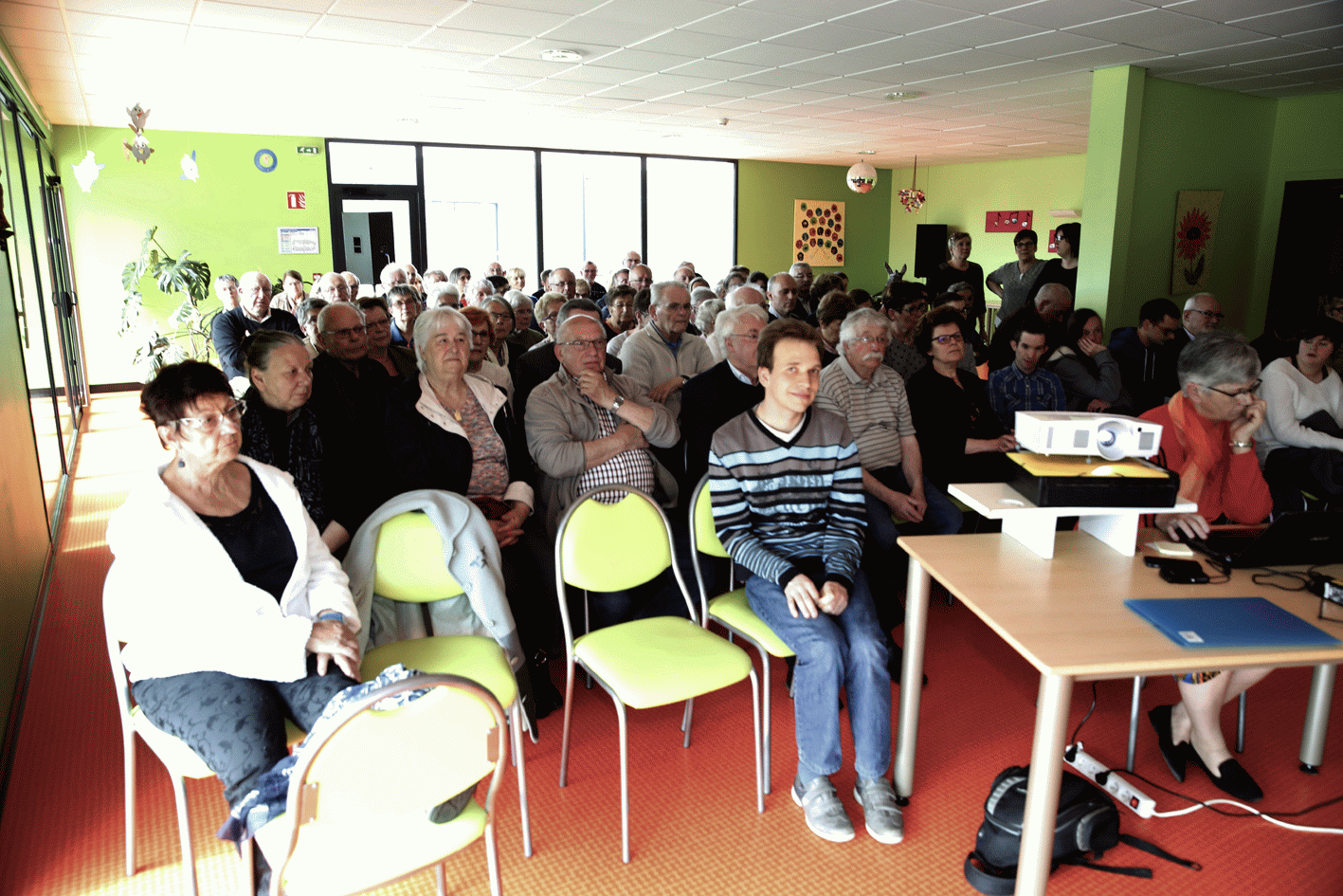 Une assemblée d'une centaine de personnes...