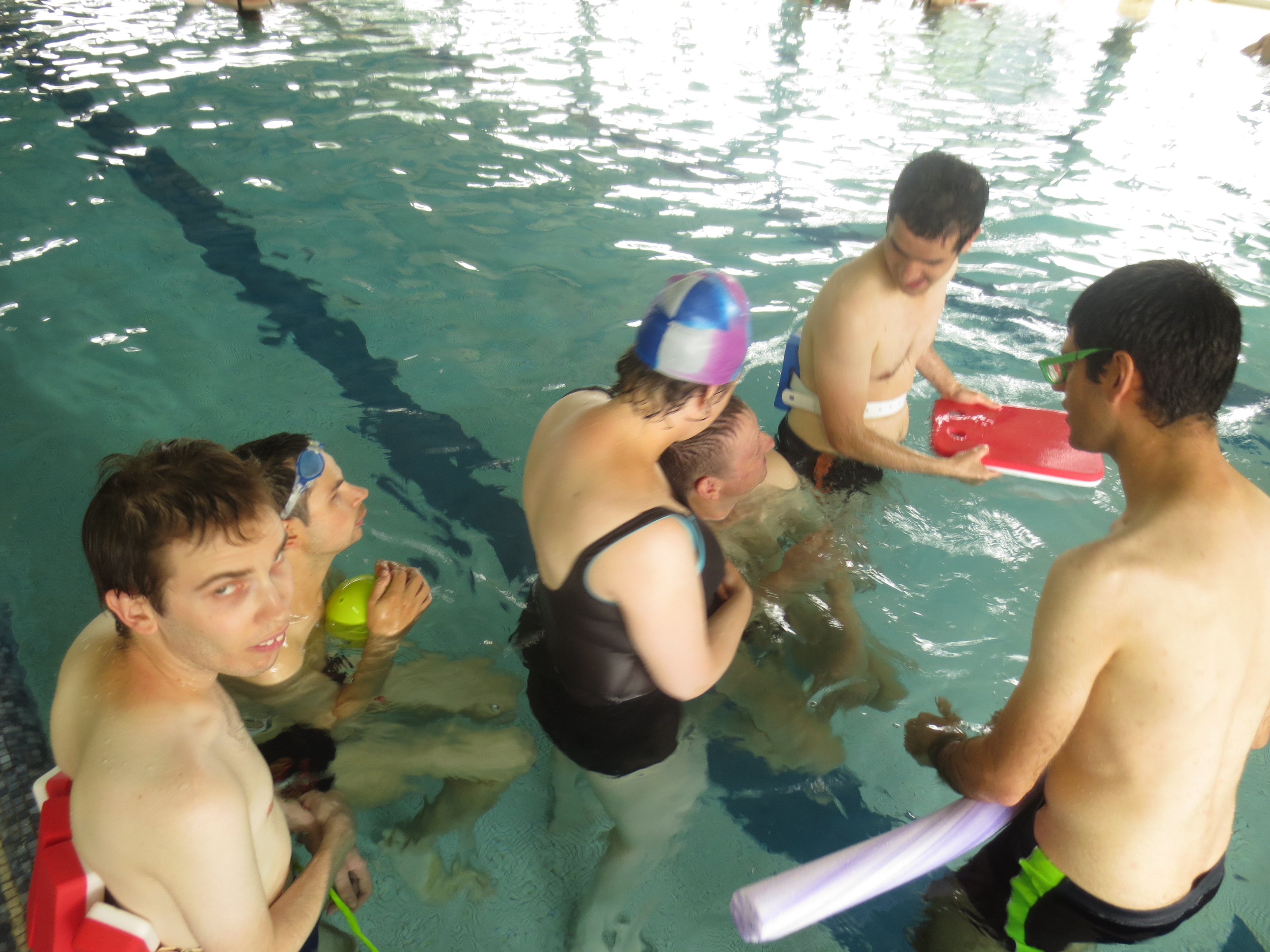 Dans l'eau, on s'entr'aide et on se soutient Dans l'eau, on s'entr'aide et on se soutient