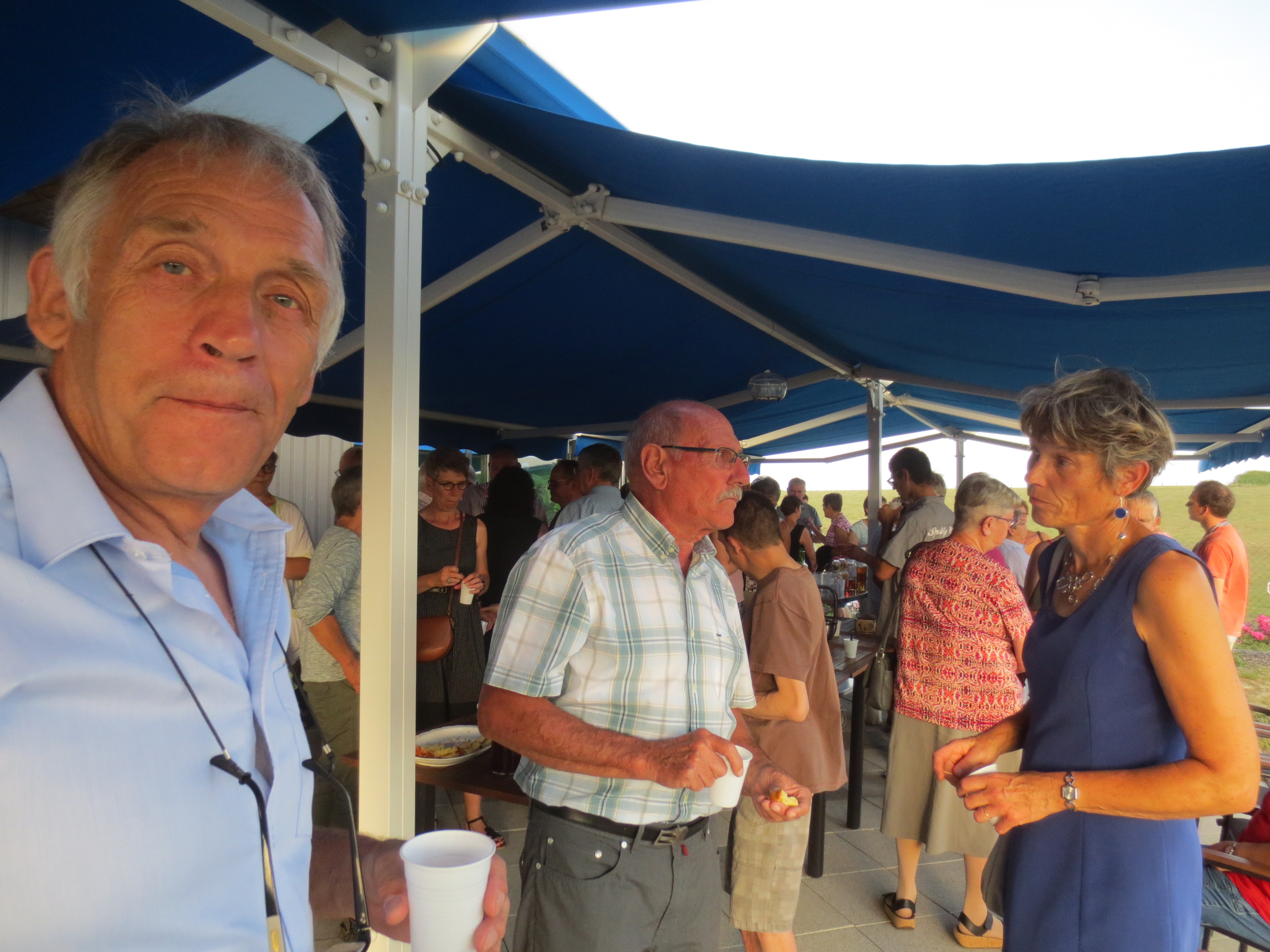 Autour d'une table : bénévoles, professionnels et résidents! Autour d'une table : bénévoles, professionnels et résidents!