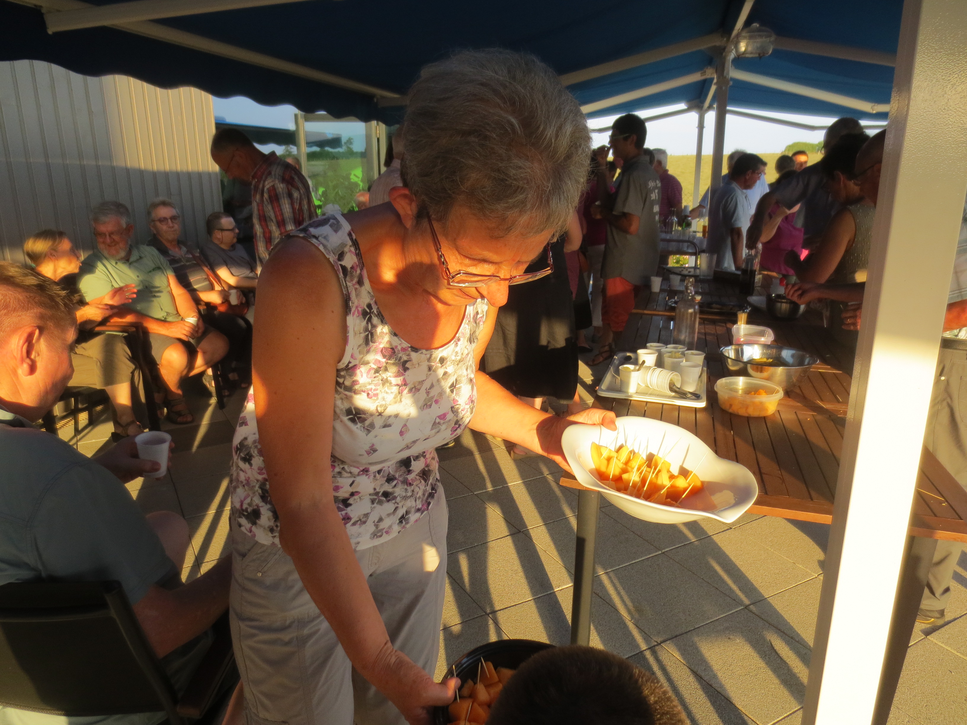Avec la simplicité d'une auberge espagnole servie par les membres du conseil d'administration. Avec la simplicité d'une auberge espagnole servie par les membres du conseil d'administration.