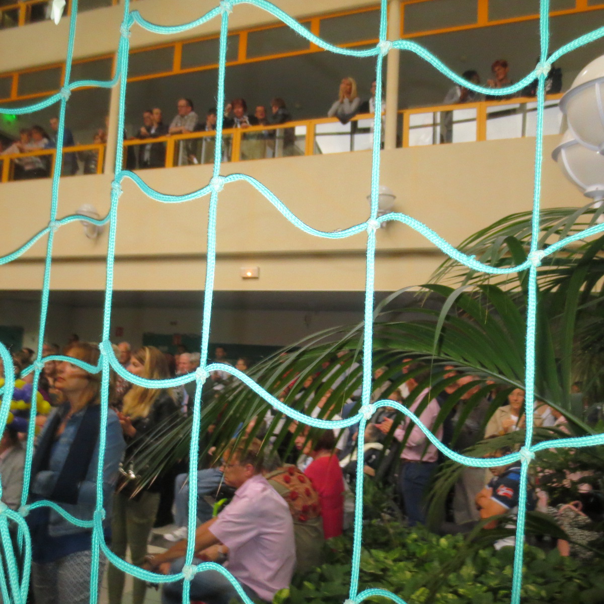 La météo avait contraint la fête à se tenir à l'abri... La météo avait contraint la fête à se tenir à l'abri...