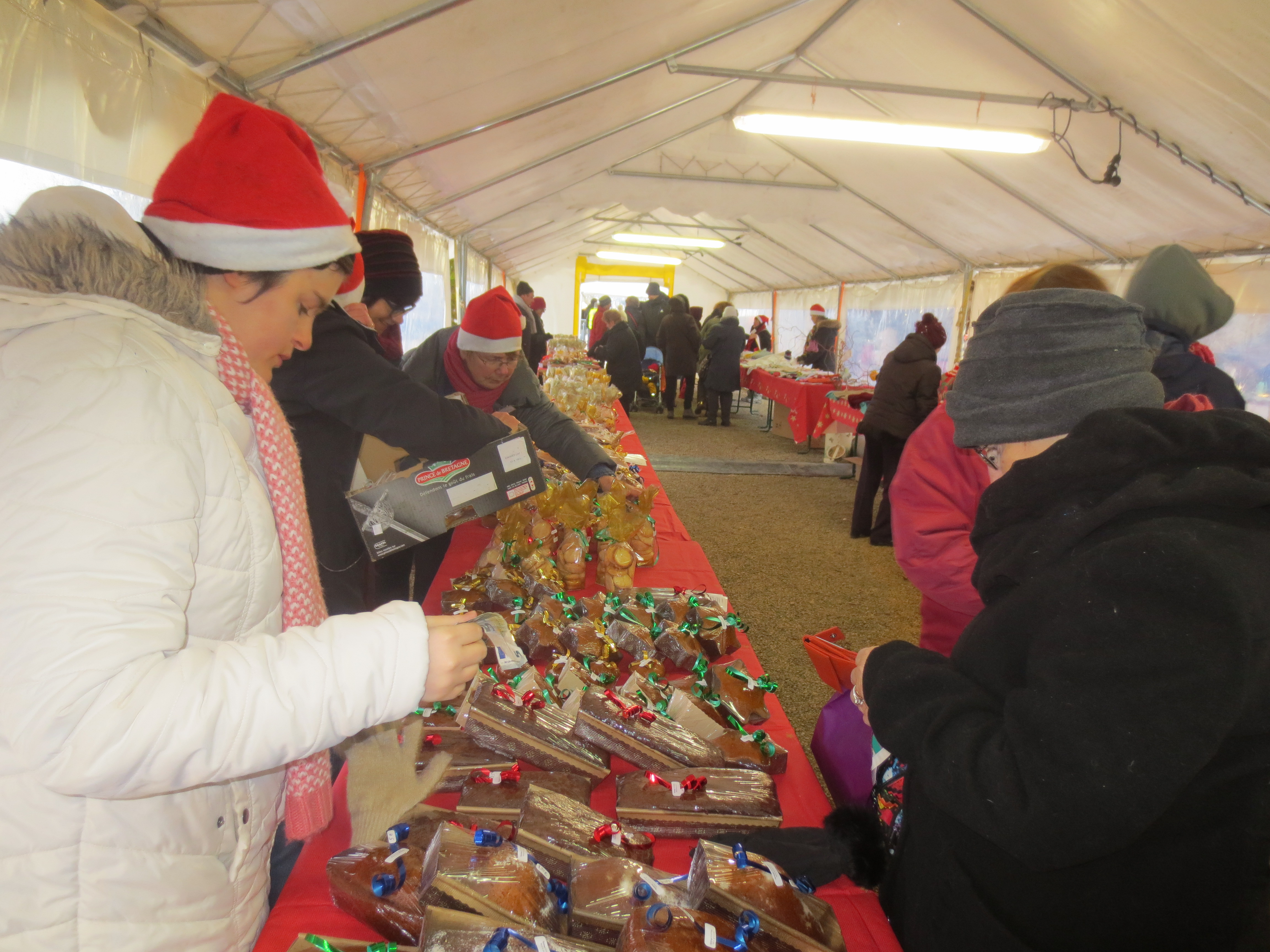 Sous le grand chapiteau, le marché de noel d'Equipage.