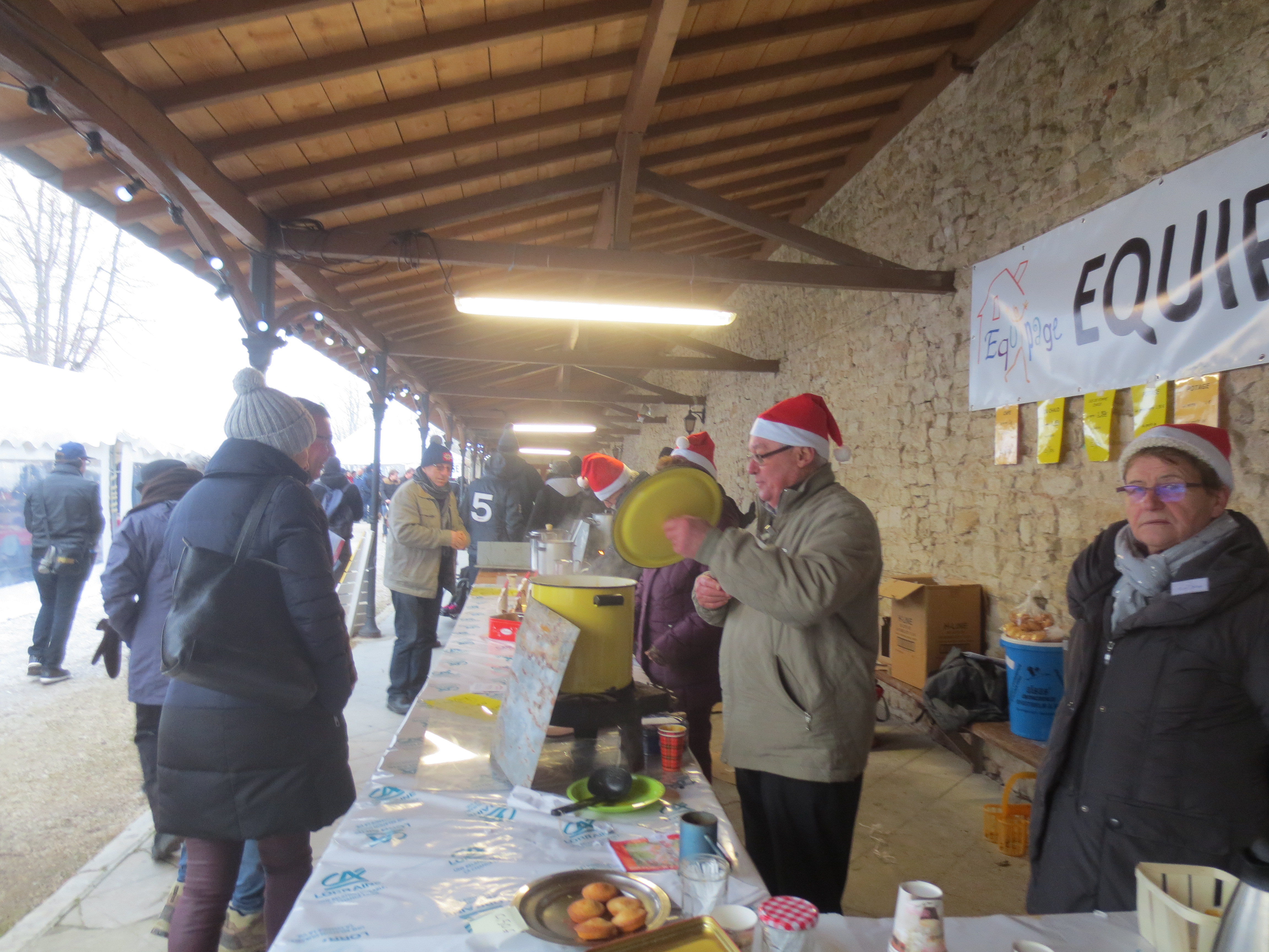 Chaud le vin , le jus de pomme et la soupe. Chaud le vin , le jus de pomme et la soupe.