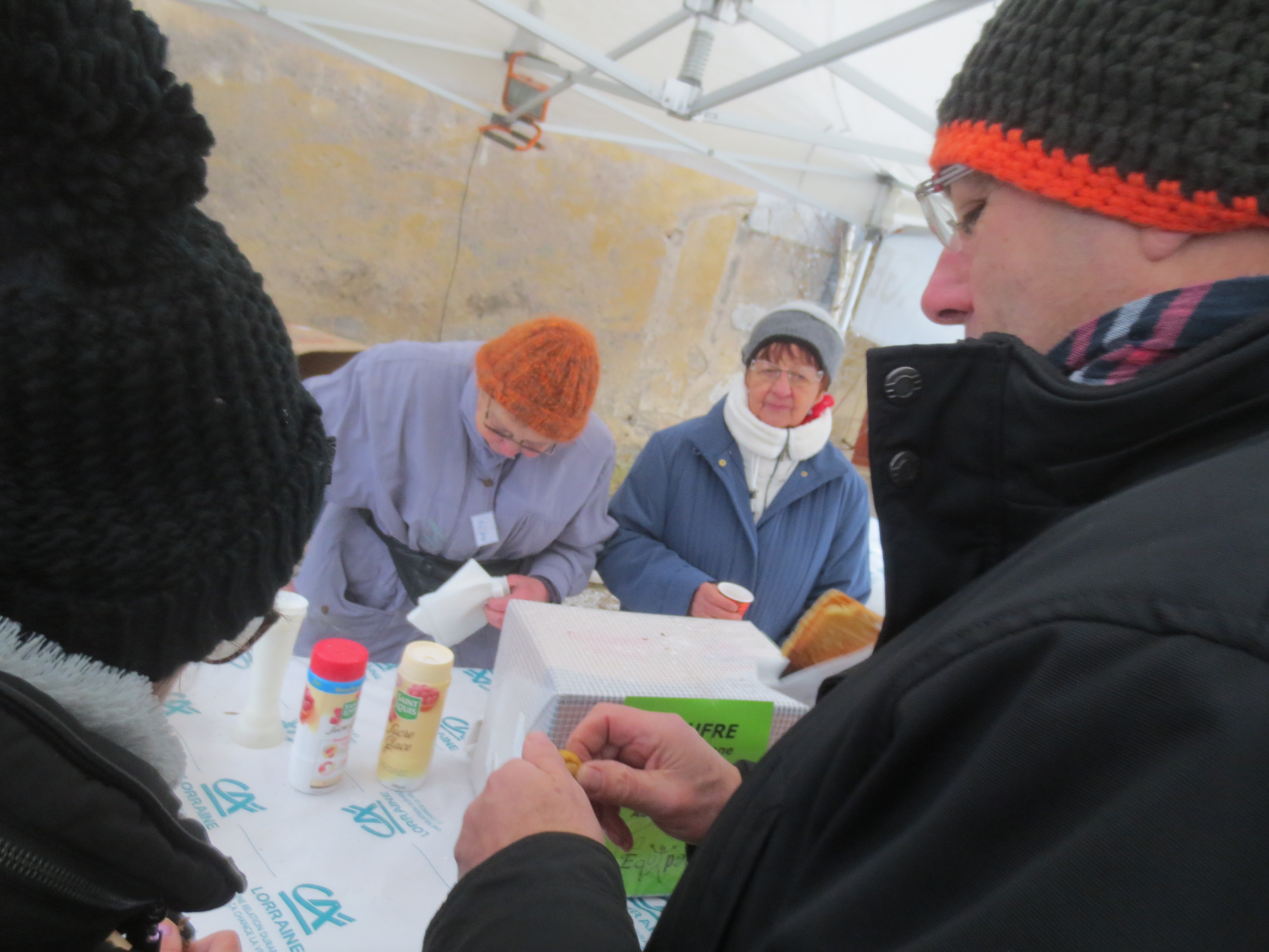 Colettte et son  four écologique pour conserver au chaud les gaufres à l'ancienne.