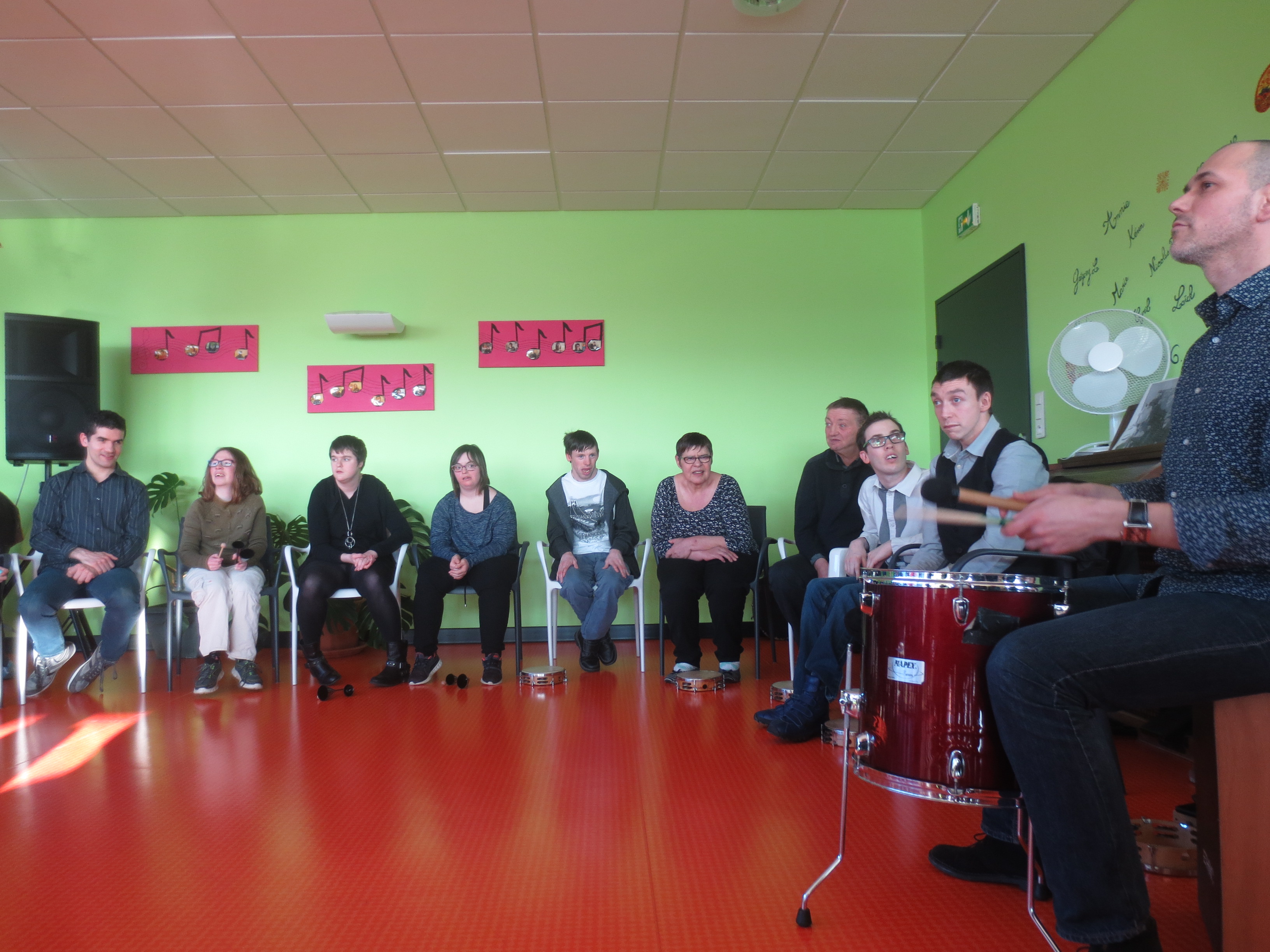 Les musiciens sous la direction de Christophe, leur maître respecté.