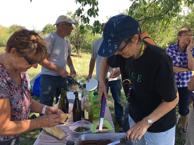 Chacun met la main à la pâte Chacun met la main à la pâte
