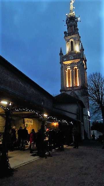 C'est au soir sur la colline inspirée que la magie de Noël se révèle...