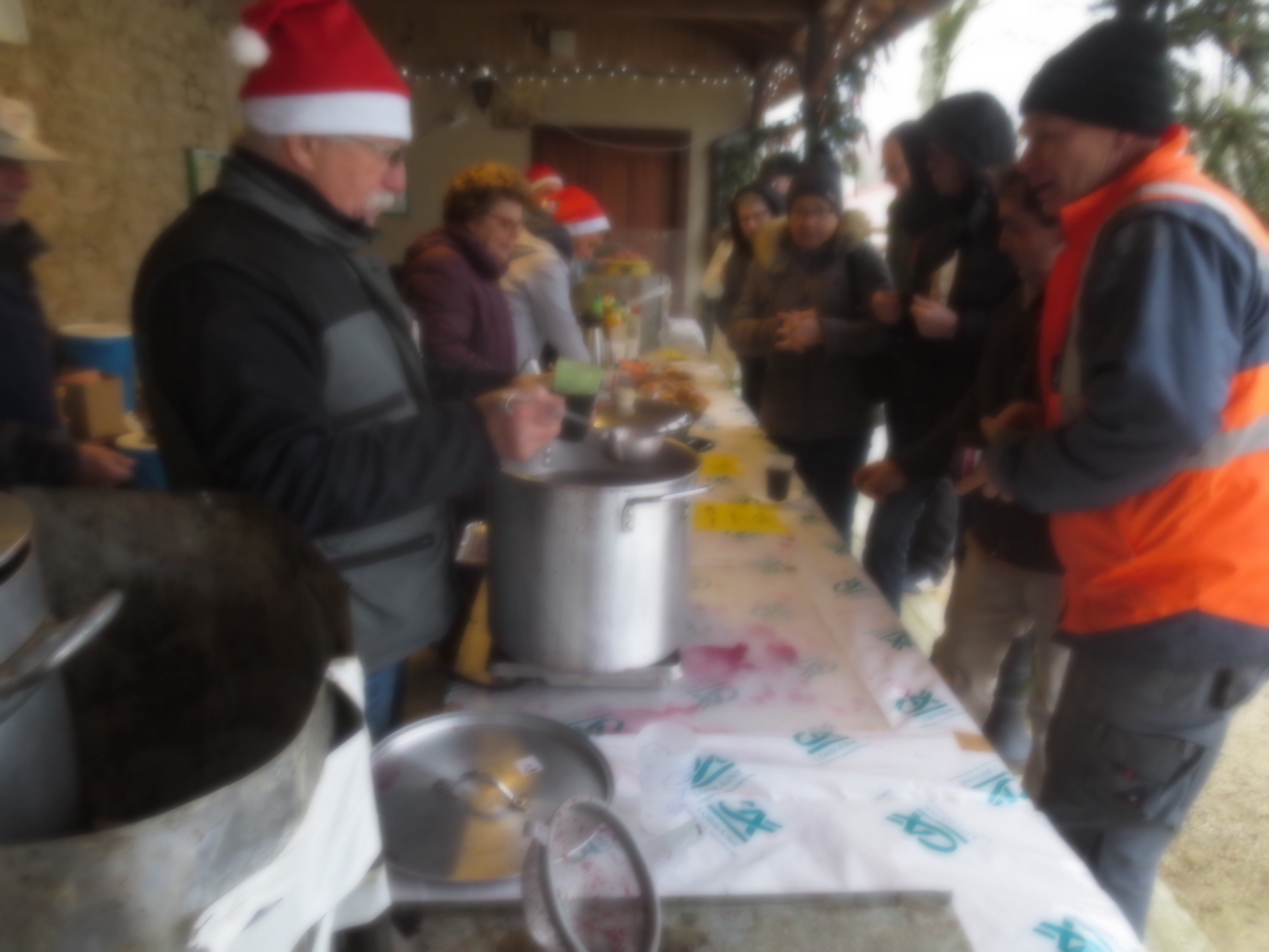 Pas de vrai marché de Noël sans l'excellent vin chaud de l'équipe du préau.