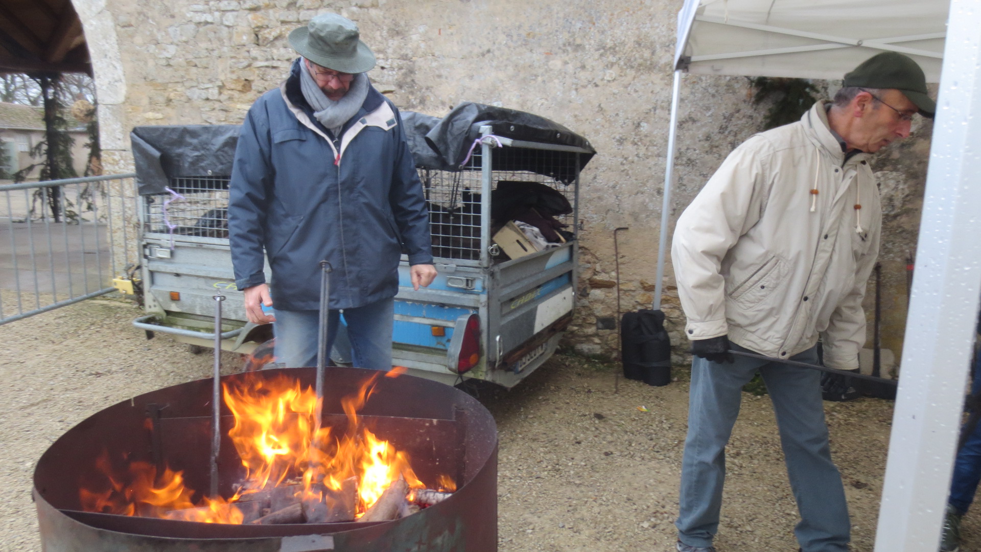 Et les gaufres à l'ancienne sont cuites au feu de bois.