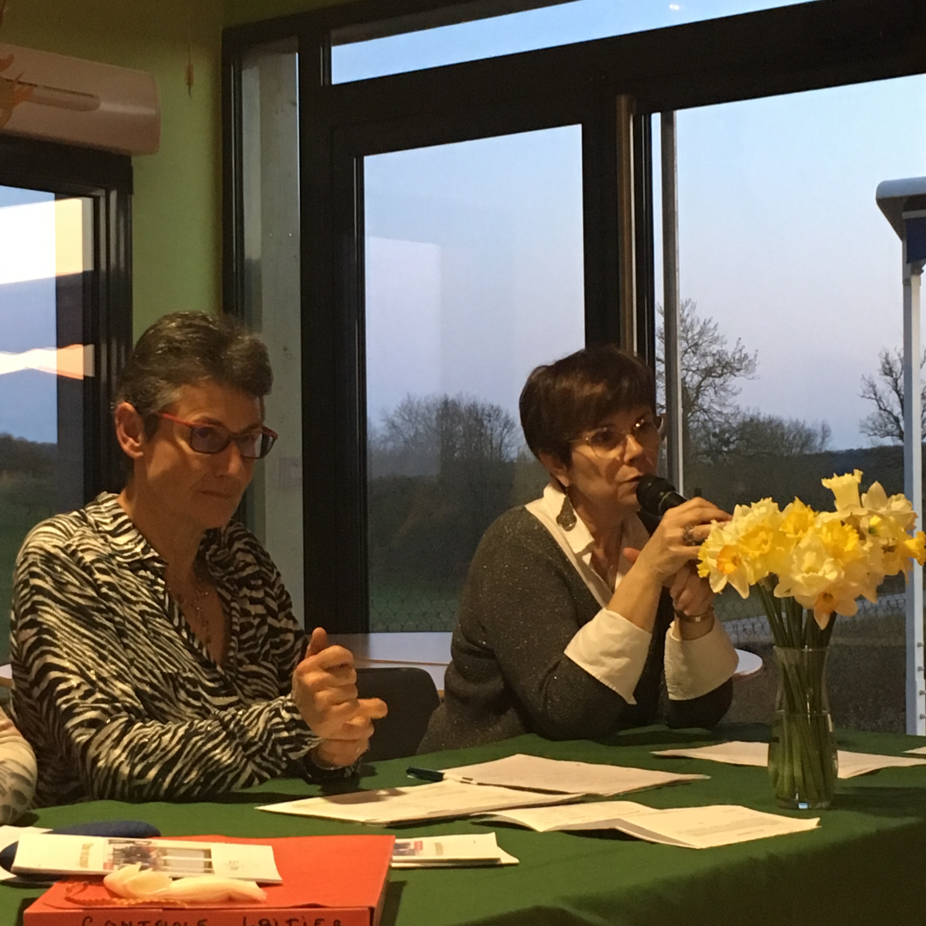 La présidente et la directrice du foyer lors de l'assemblée générale. La présidente et la directrice du foyer lors de l'assemblée générale.